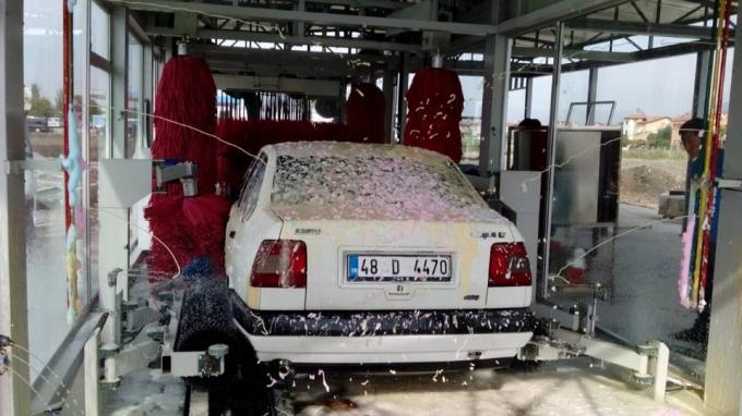 Tunnel Type Car Washing Machine With Red Brush , High Pressure Water Spray System