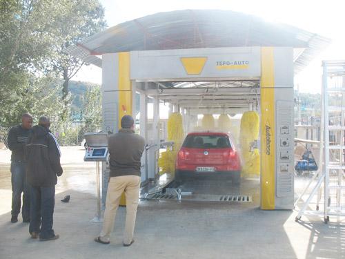 Yellow Brush Tunnel Car Washing Machine Quiet With PLC Control System