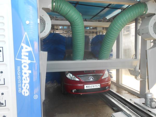 Effective Tunnel Car Washing Machine , Horizontal Type Wheel Cleaning Systems