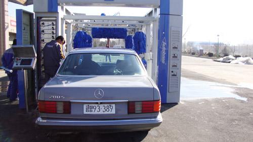 Tunnel car wash systems with import brush without hurting paint