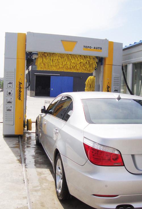 TEPO-AUTO automatic carwash machine in Turkey.