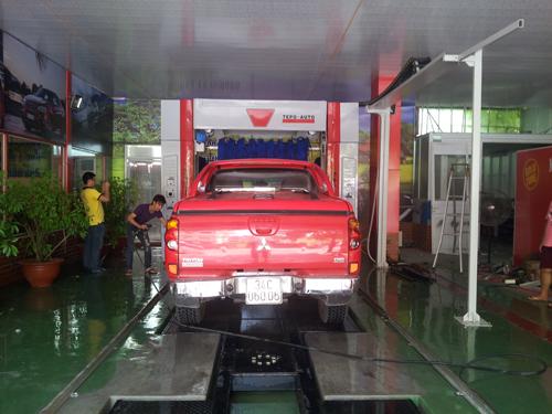 Automaitc tunnel car washing equipment with best conveynor which can wash 600-800 cars per day